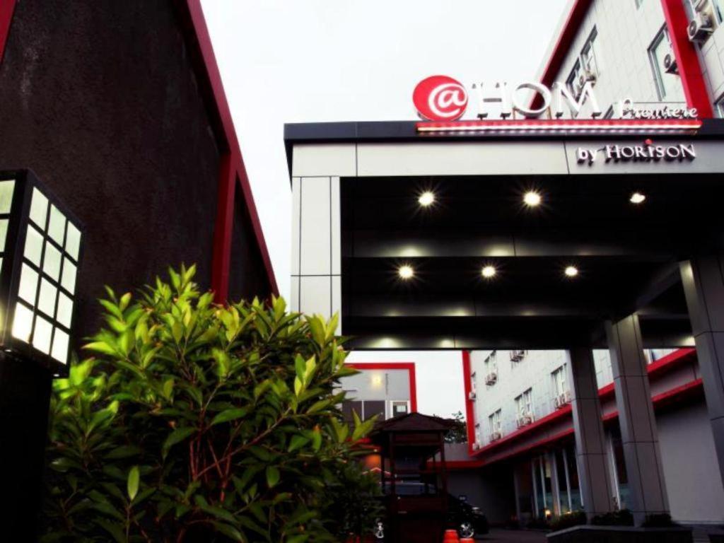 @Hom Premiere Cilacap Eksteriør billede