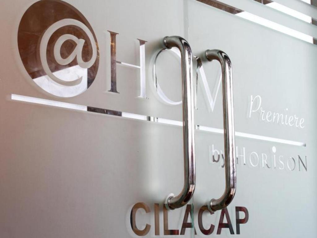 @Hom Premiere Cilacap Eksteriør billede