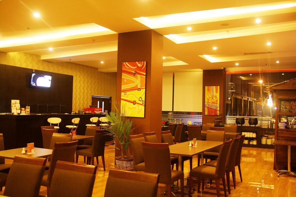 @Hom Premiere Cilacap Eksteriør billede