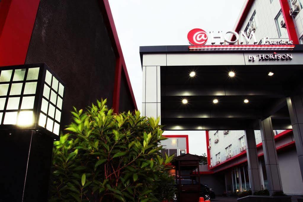 @Hom Premiere Cilacap Eksteriør billede
